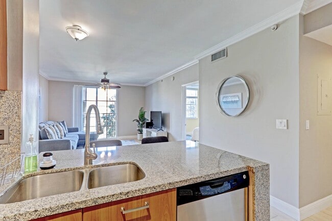 Building Photo - 630 S Sapodilla Ave