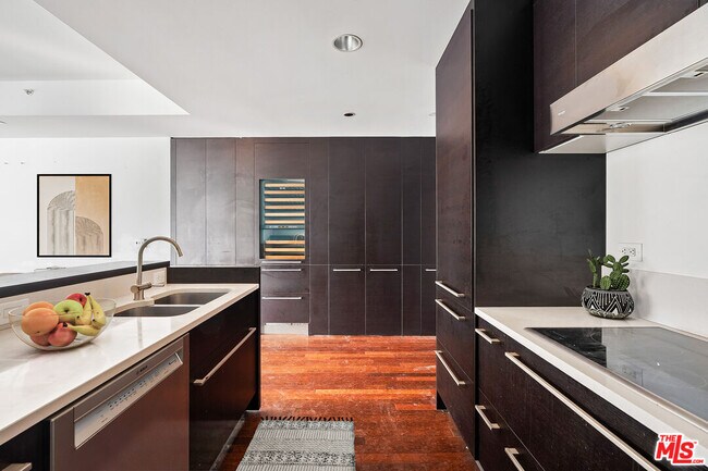 Building Photo - 6250 Hollywood Blvd