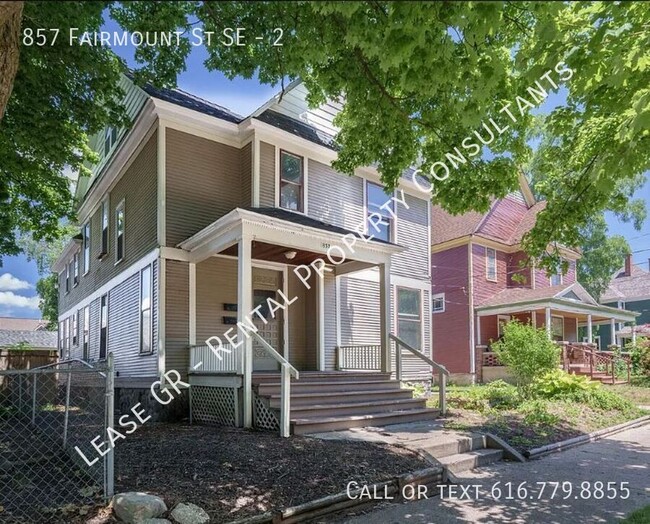 Building Photo - Three Bedroom Upper Unit - Laundry in Unit...