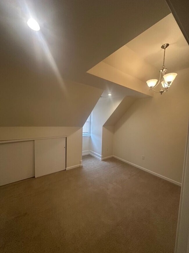 Building Photo - 15 Strathallan Park