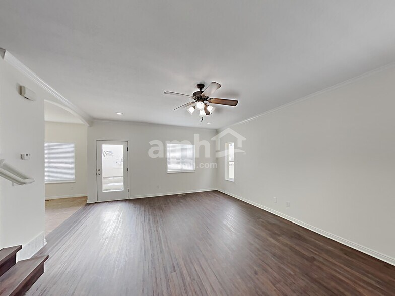 Building Photo - 7506 Addison Ave