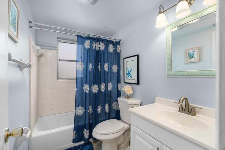 Building Photo - 410 NE 17th Ave