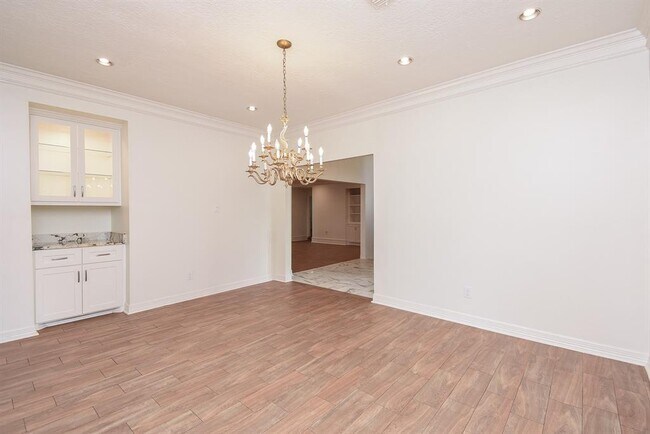 Building Photo - 807 Herdsman Dr