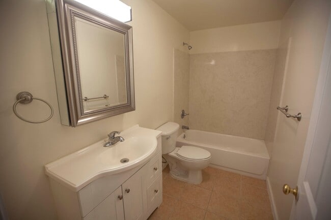 Building Photo - House for rent, Updated 4BR+2 extra BR/Den/Offices/Family Rooms & 3BA in Ingleside!