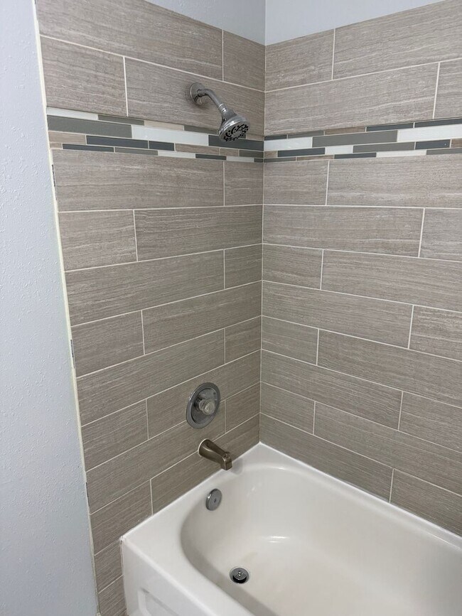 Building Photo - Updated 3 bedroom 1.5 bathroom house in Springfield!