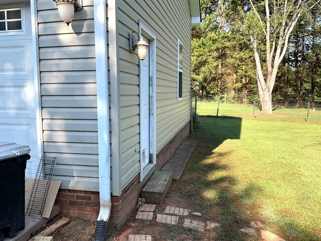 Building Photo - Home with 2 Car Garage