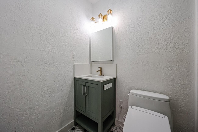 Building Photo - 2816 N 33rd Pl