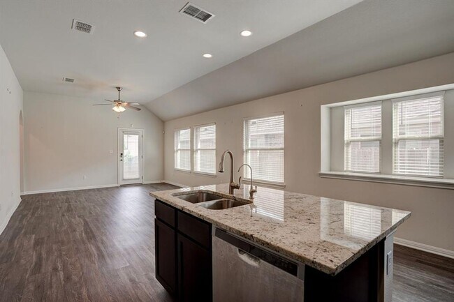 Building Photo - Beautiful 3BR/2BA Home with Island Kitchen...