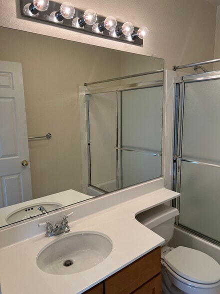 Building Photo - 202 Everett Ave