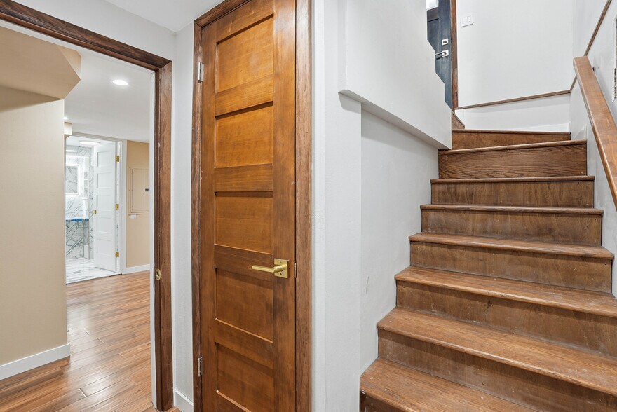 Building Photo - 729 W Augusta Ave