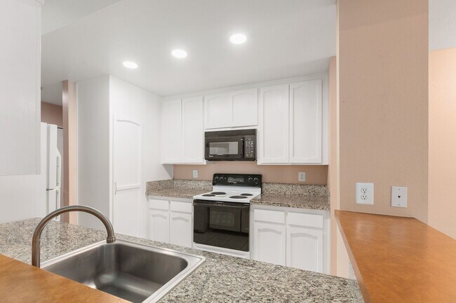 Building Photo - 2625 Pirineos Way