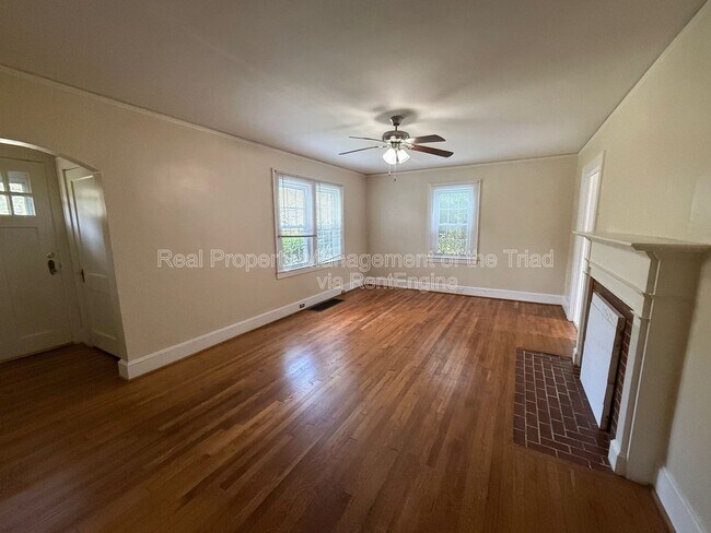 Building Photo - 801 Knollwood St