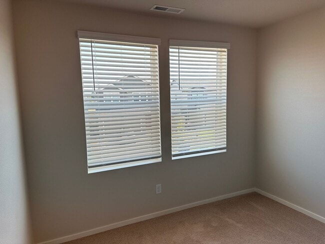 Building Photo - Newer 4 bedroom 2.5 bathroom house!