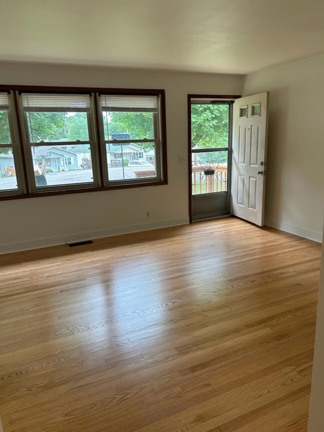 Building Photo - 3 Bedroom / 2 Bath Brick Ranch Home Kingsp...
