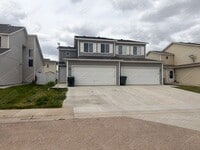 Building Photo - 3 bed, 2.5 bath townhouse with a 2 car garage
