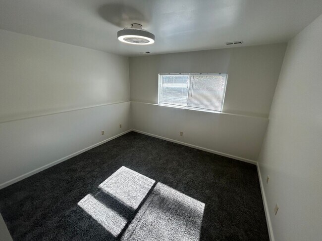 Building Photo - 2 bedroom, 1.5 bath Townhouse style apartm...