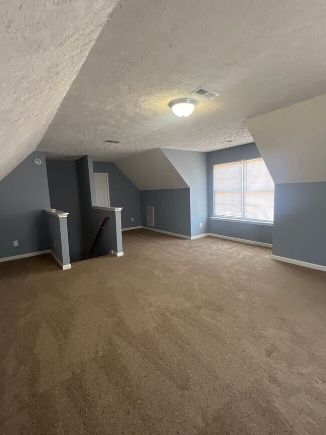 Building Photo - Great location! Close to Everything!