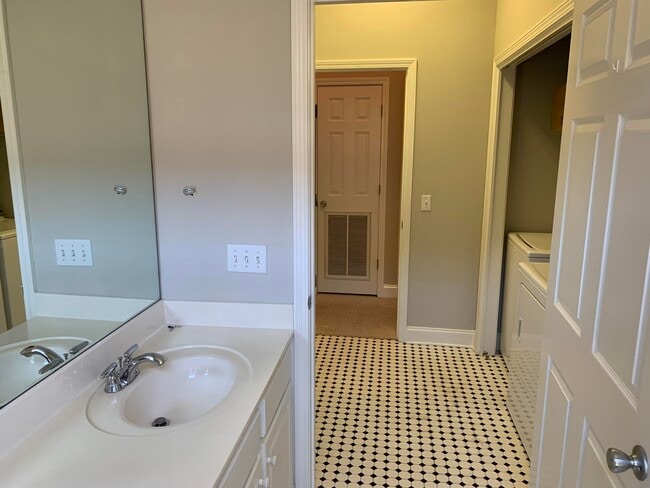 Building Photo - 4565 Woodwind Dr