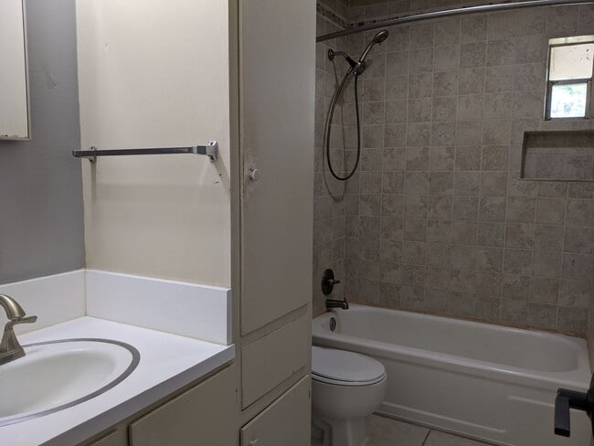 Building Photo - PRE-LEASING MAY 2026! ADORABLE 2/1 HOUSE I...