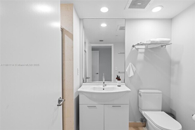 Building Photo - 465 Brickell Ave