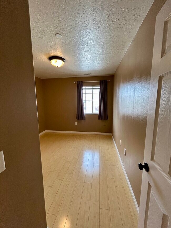 Building Photo - Bright 3-Bed, 2-Bath Condo with Mountain Views & Community Amenities