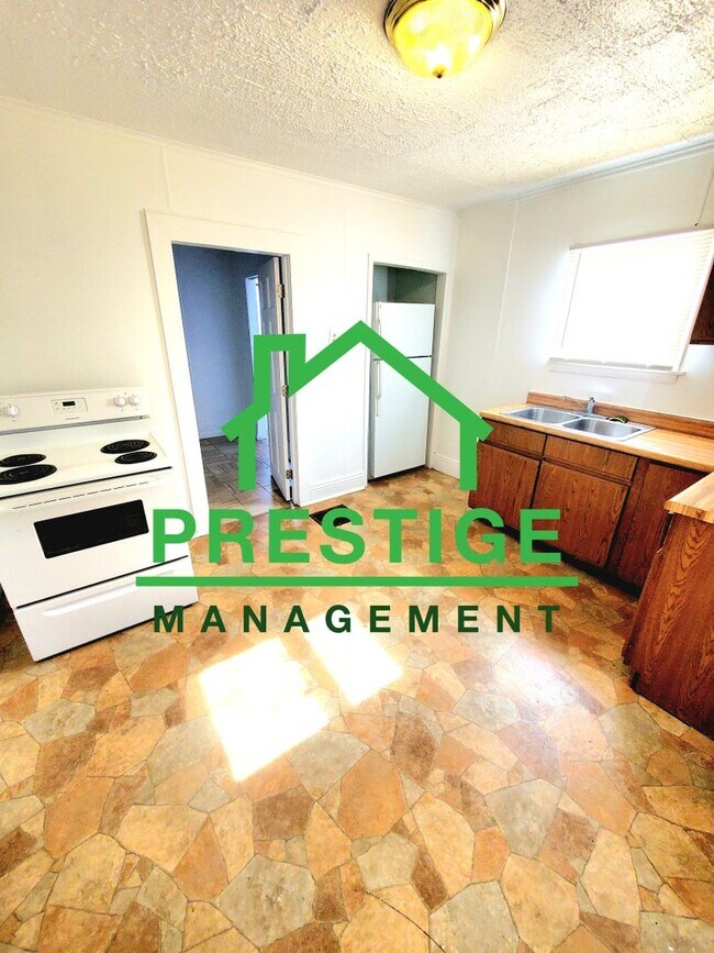 Building Photo - 2 Bed 1 Bath Home with basement & garage