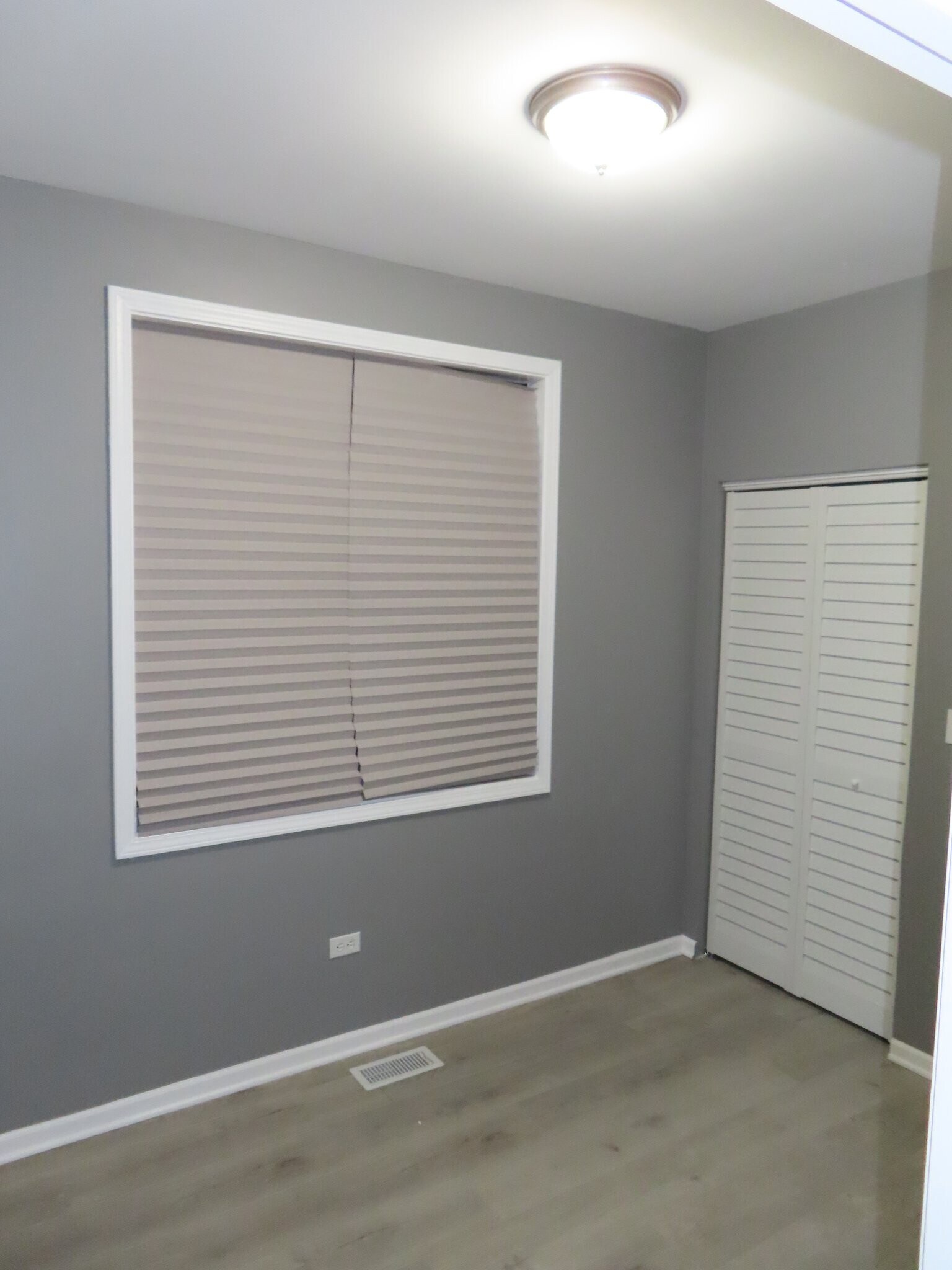 Building Photo - 951 W 51st St