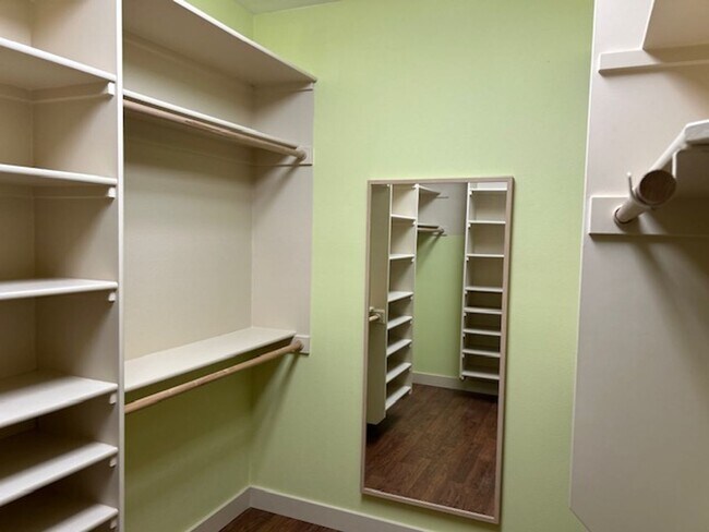 Building Photo - Burnt Bridge Creek 4 bedroom- Single Level