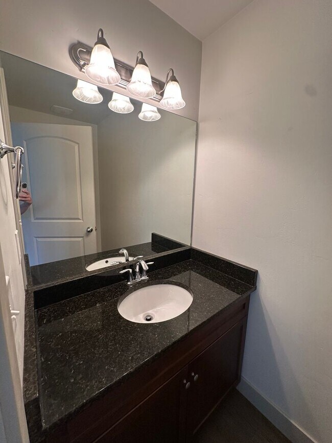 Building Photo - GET $1000 OFF THE FIRST MONTHS RENT!!!