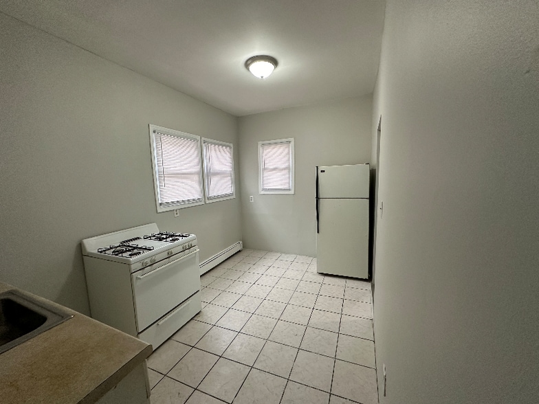 Building Photo - 1131 Main St