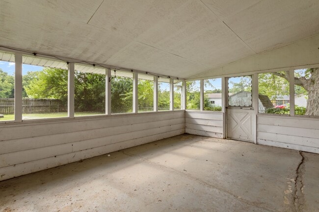Building Photo - 1090 Rita Dr