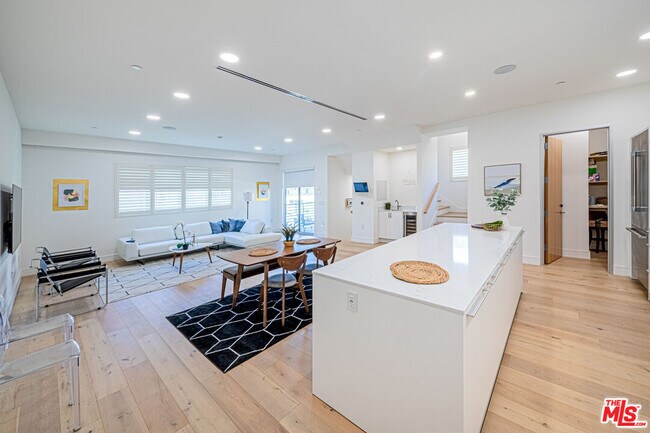 Building Photo - 6142 1/2 Lexington Ave