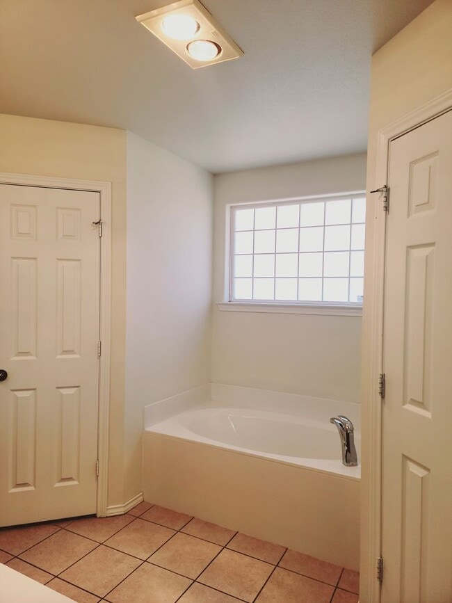 Building Photo - Spacious 3/2/2 in Frenship