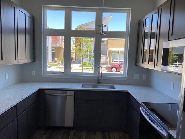 Building Photo - 909 Blondel St