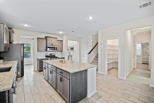 Building Photo - Amazing 5 Bedroom Home - Georgetown