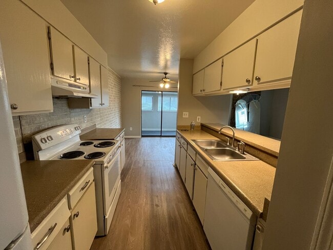 Building Photo - 3 bed 2 bath townhouse - Great Location