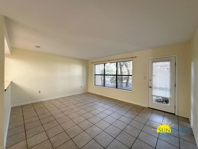 Building Photo - Centrally Located Townhouse with a Communi...