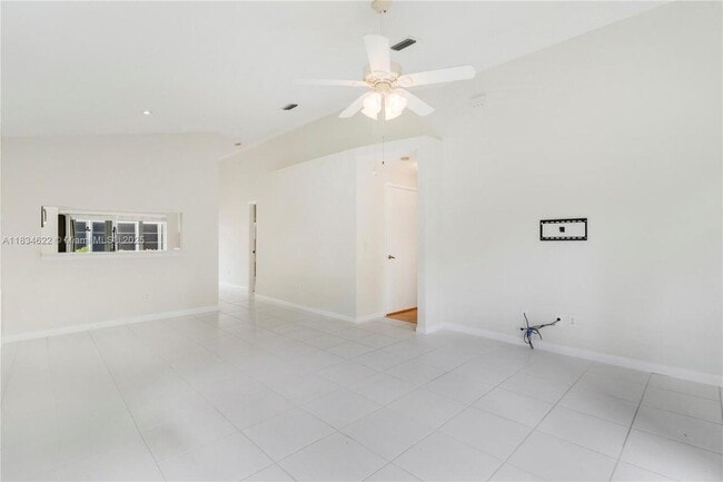 Building Photo - 653 NW San Remo Cir