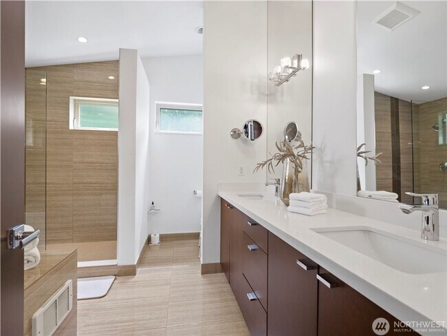 Building Photo - 4bd/3.75ba Seattle House