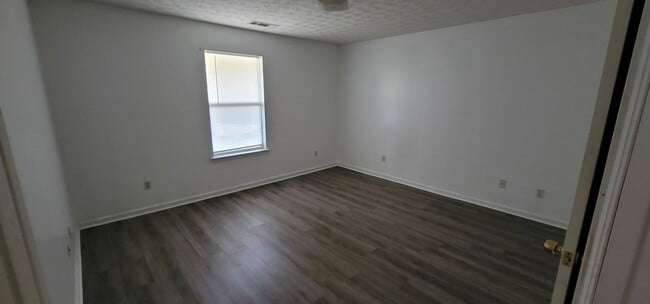 Building Photo - Duplex in Pike