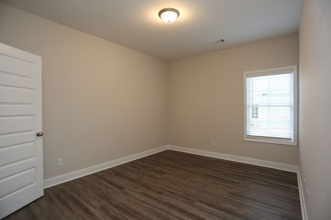 Building Photo - 4 Bedroom Brick House Available TODAY!