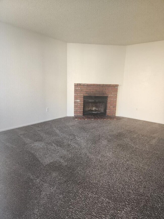 Building Photo - 2323 Chester Ln