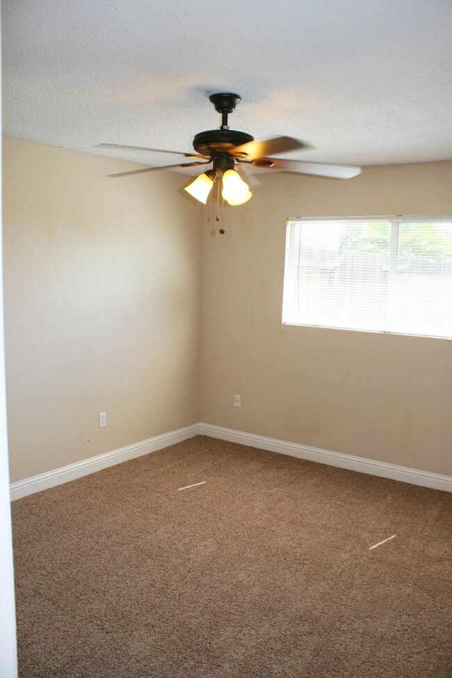 Building Photo - Remodeled 3 Bedroom Home in Northeast Bake...