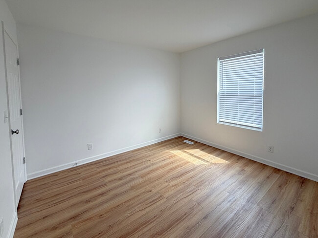 Building Photo - 651 Olive Ln