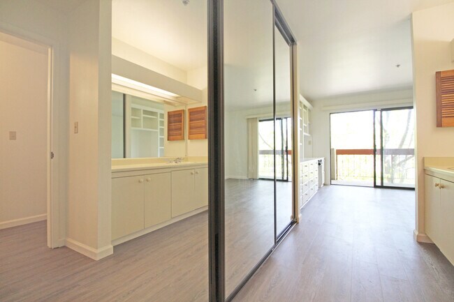 Building Photo - Spacious Adam's Point Condo Available NOW!