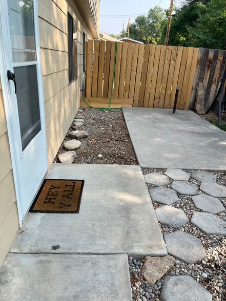 Building Photo - 204 Peach