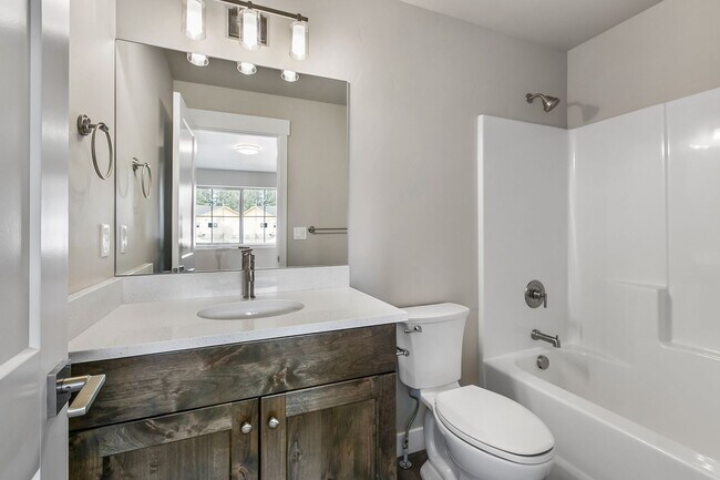 Building Photo - Duplex in Well Located SW Bend