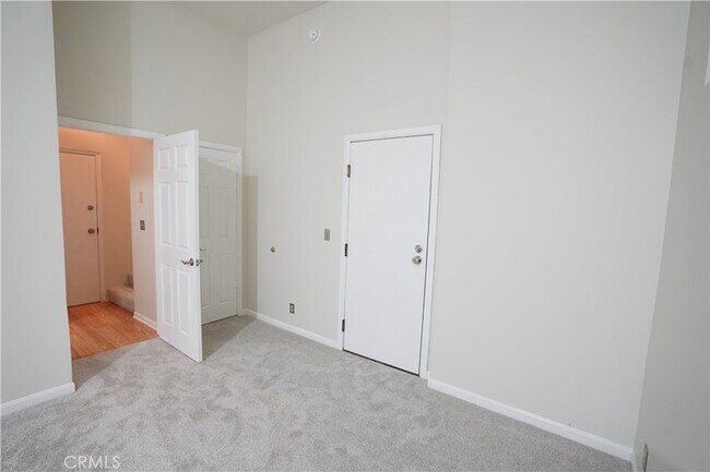 Building Photo - 14025 Riverside Dr