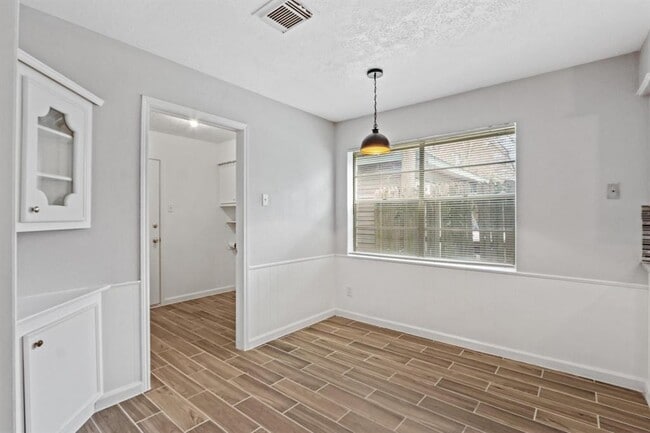 Building Photo - 626 Rosewood Dr