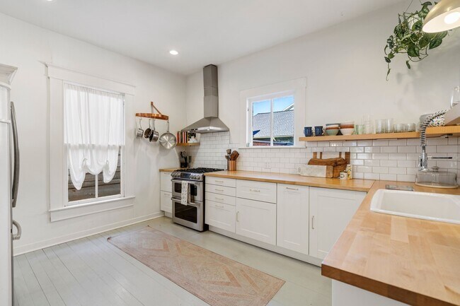 Building Photo - 721 W 12th St